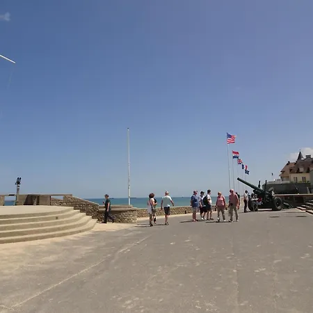 20 M From The Beach, ארומנש-לה-באינס