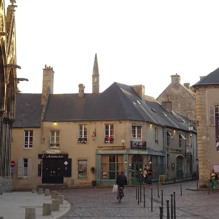 20 M From The Beach, ארומנש-לה-באינס