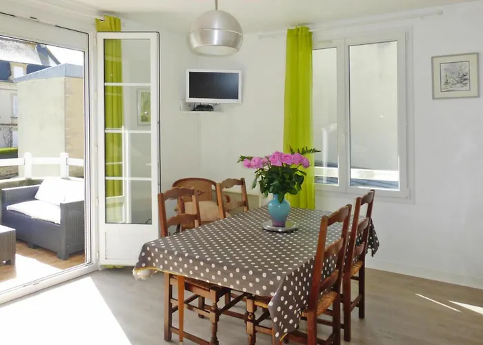 20 M From The Beach, Daire *